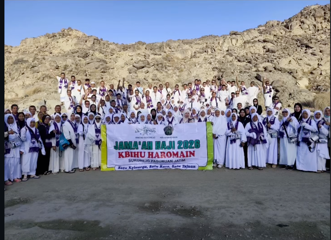 Jemaah haji 2026 KBIHU Haromain berfoto bersama dengan spanduk Sukorejo Pasuruan