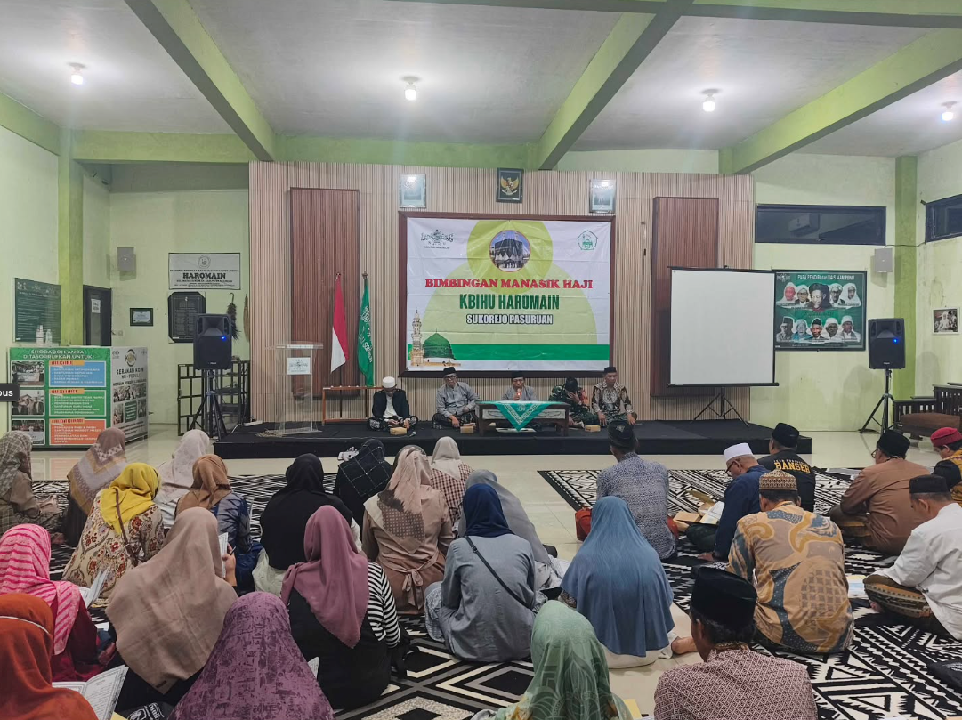 Jemaah mengikuti bimbingan manasik haji di aula KBIHU Haromain Sukorejo