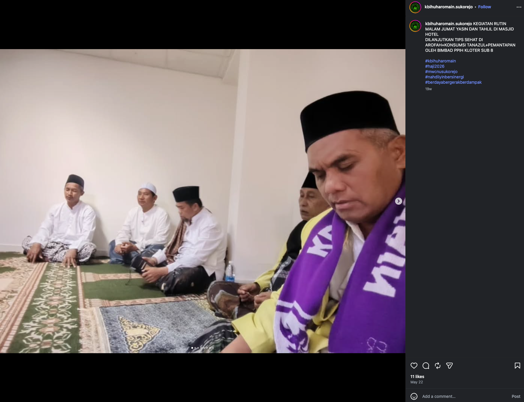 Jemaah dan pembimbing berkumpul dalam kegiatan rutin Yasin dan tahlil malam Jumat di masjid hotel